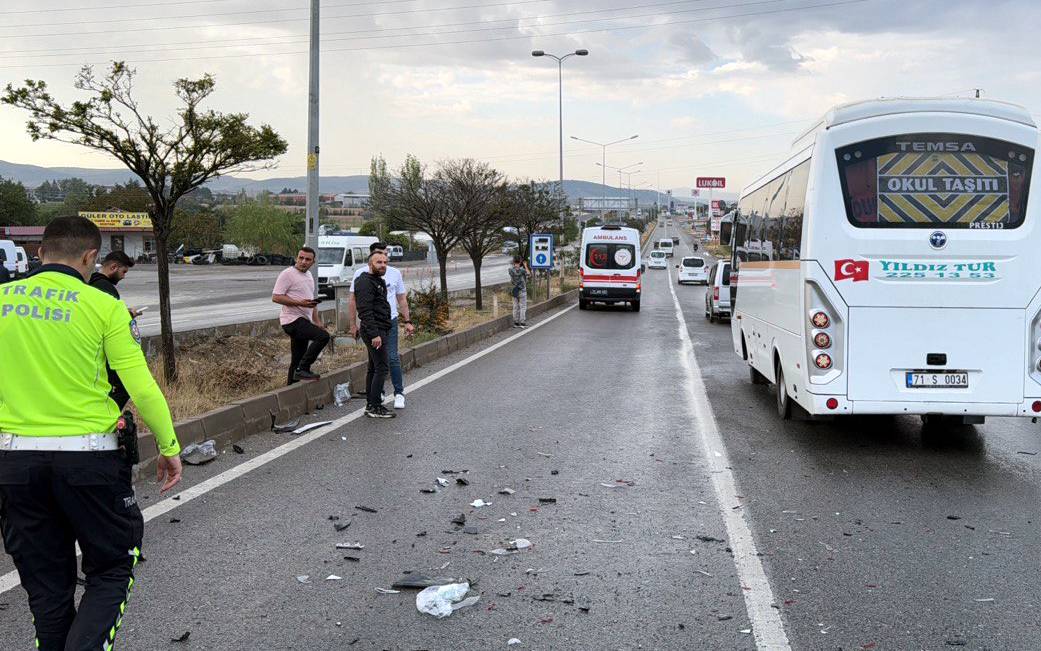 Kırıkkale'de işçi servisi ile otomobil çarpıştı: 11 yaralı 9